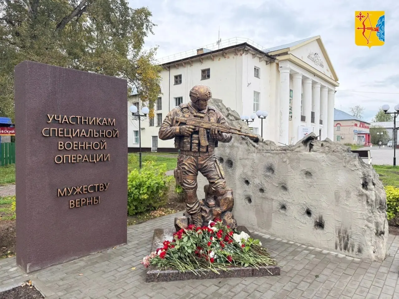 На территории мемориального комплекса оборудованы пешеходные дорожки, подсветка и озеленение вокруг мемориальной зоны.