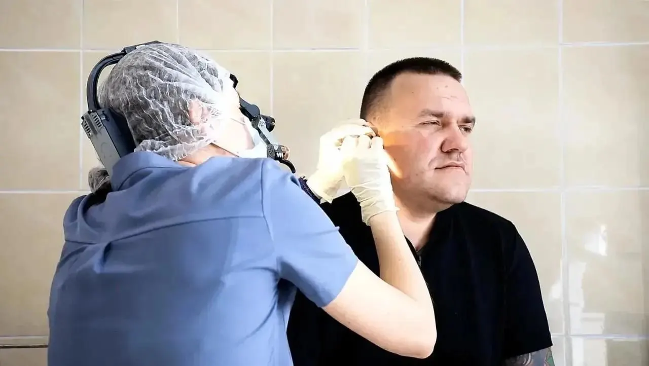 33-летний мужчина поступил в реанимацию с тяжёлым менингитом и множественными очагами инсульта; после двух операций и длительной терапии он восстанавливается, сейчас самостоятельно ходит и общается.