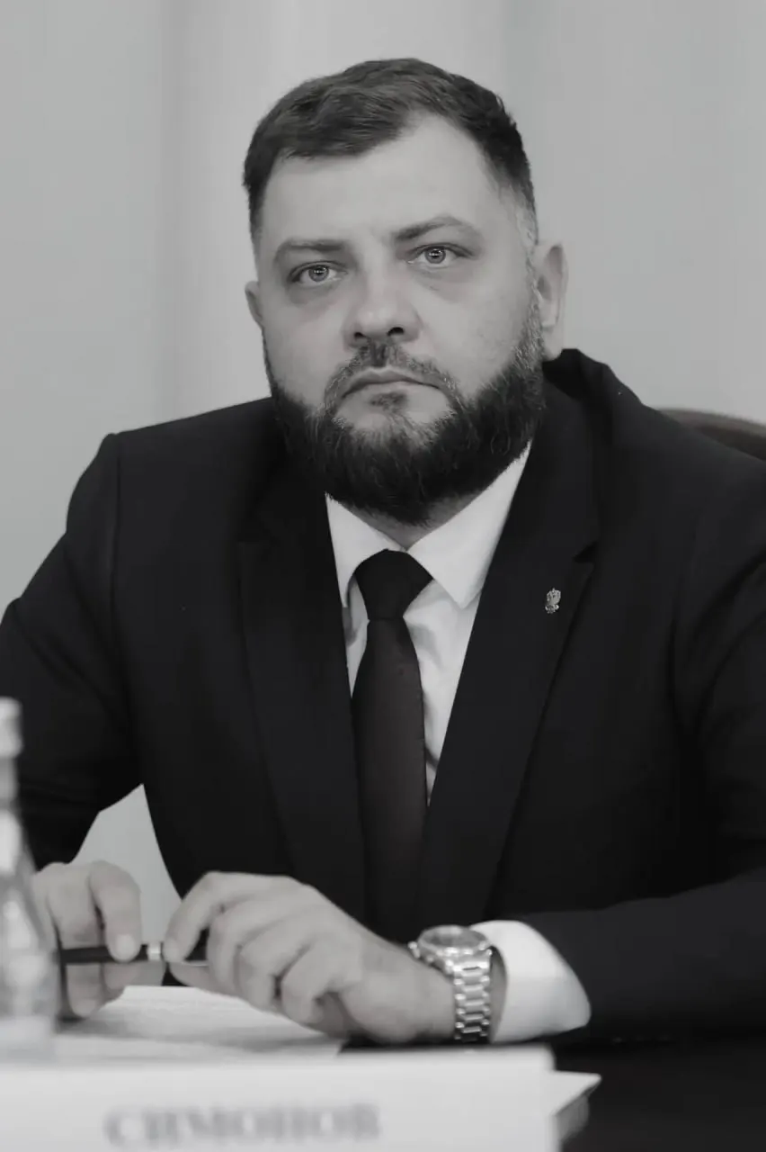 40-летний Юрий Симонов скончался. Он занимал должность руководителя ведомства с июля 2026 года.