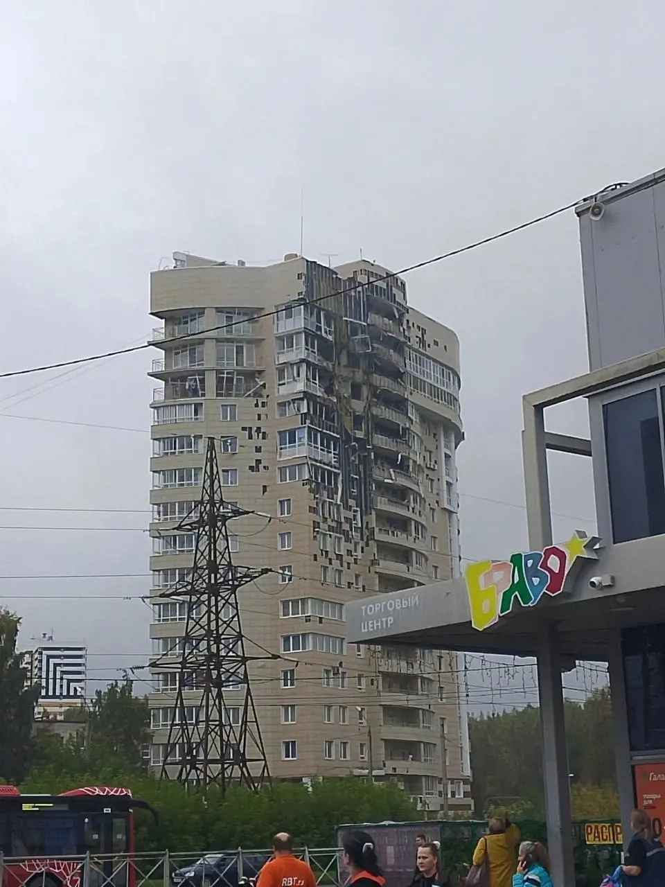 Беспилотники атаковали несколько регионов: в Перми повреждён жилой дом, в Севастополе погибла девочка, продолжаются сообщения о пострадавших и последствиях.