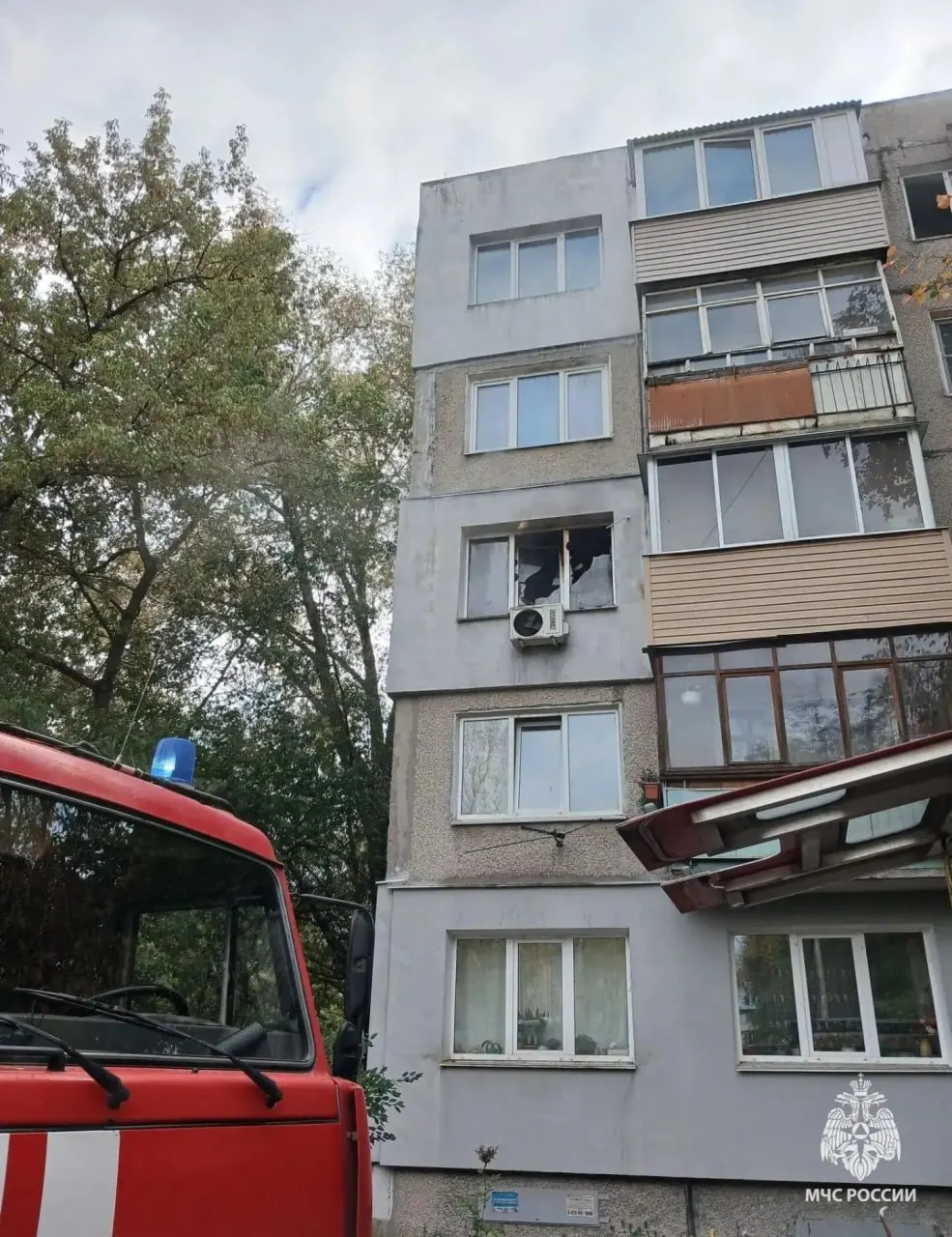Пожар в квартире пятиэтажного дома на улице Дружбы потребовал эвакуации жильцов. По предварительным данным, причиной стал короткое замыкание; огонь охватил около 20 кв. м.