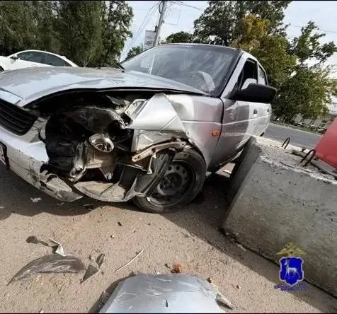 19-летний водитель не справился с управлением на улице Сергея Лазо и врезался в бетонный блок; в салоне находились ещё трое молодых людей: двум 18-летним пассажирам оказали помощь на месте, а 17-летнего увезли в больницу.