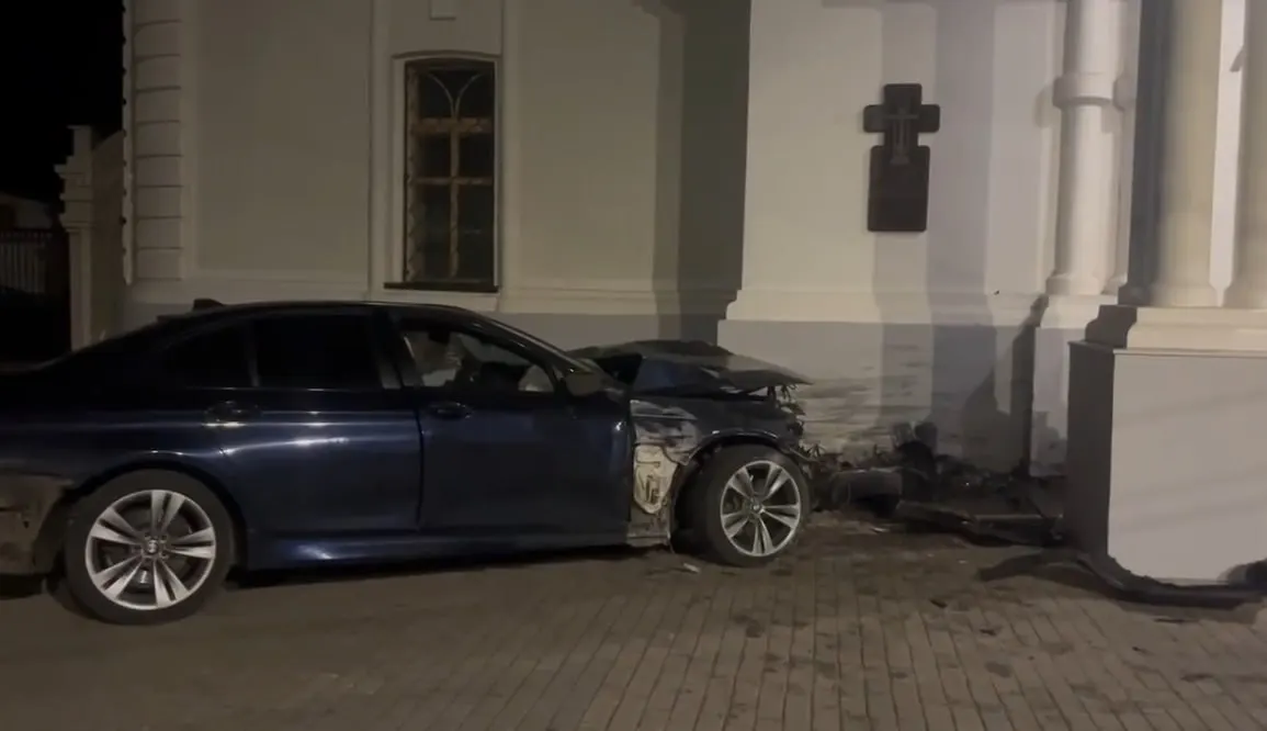 Ночью BMW не справился с управлением на улице КИМа и врезался в Троицкую церковь. Пострадали водитель и две пассажирки; обстоятельства ДТП устанавливают правоохранители.