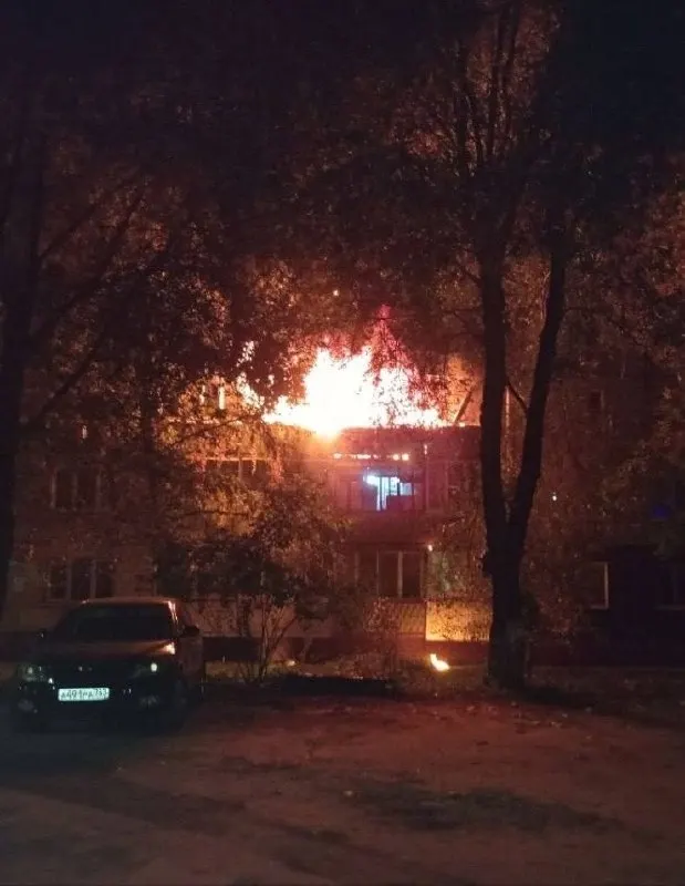 Пожар в жилом доме на улице Свердлова охватил около 80 квадратных метров; погибших и пострадавших нет, работает пожарная служба.