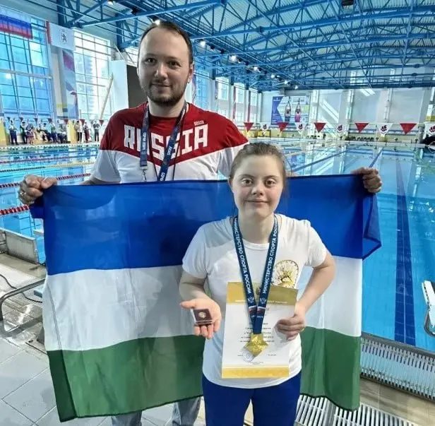 Уфимская пловчиха из Башкортостана выступит на мировом чемпионате; история поддержки семьи и благотворителей помогла решить вопрос финансирования.