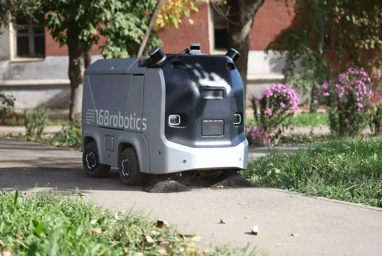 Два беспилотных робота-уборщика вышли на улицы Кировского района Самары. В перспективе они смогут убирать парки и набережные, а городской мэр призвал горожан бережно относиться к технике.