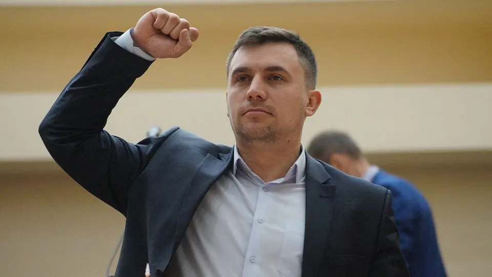 По итогам голосования в Удмуртии Бондаренко мог бы стать депутатом Госдумы, однако зафиксированы нарушения: агитация в дни голосования, принуждение бюджета и манипуляции с бюллетенями, задержки протоколов.