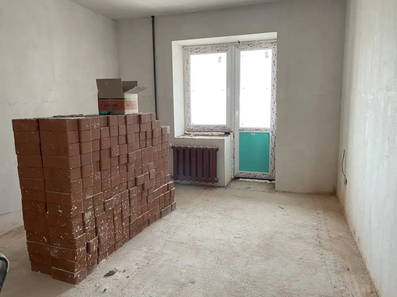 На техническом этаже кладут черновой кирпич, в квартирах ведутся отделочные работы и монтаж коммуникаций; окна устанавливают в отдельных помещениях. Ранее власти обещали завершить к концу сентября.