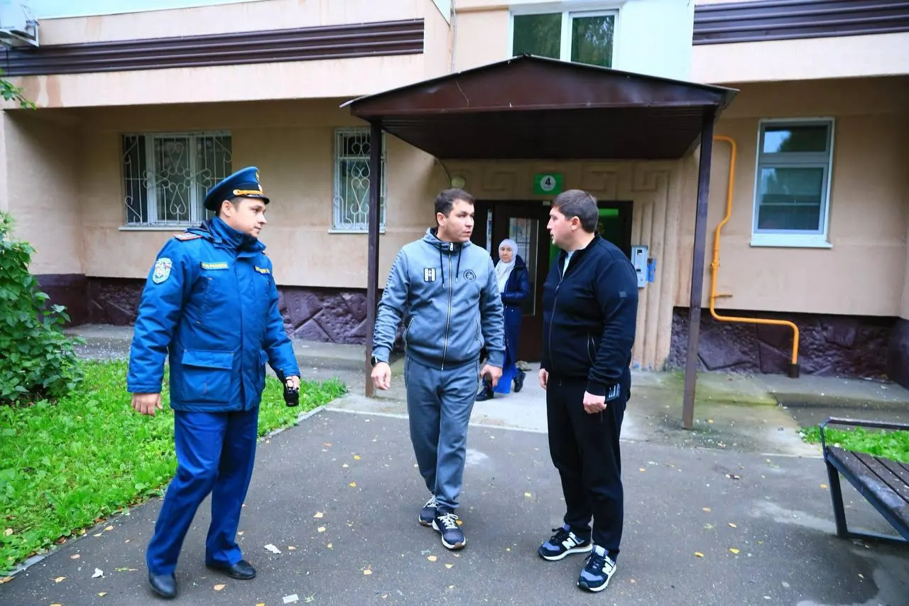 Эвакуация жильцов из пострадавшего дома: им обеспечат временное размещение в ближайшей школе, ведётся обследование несущих конструкций.