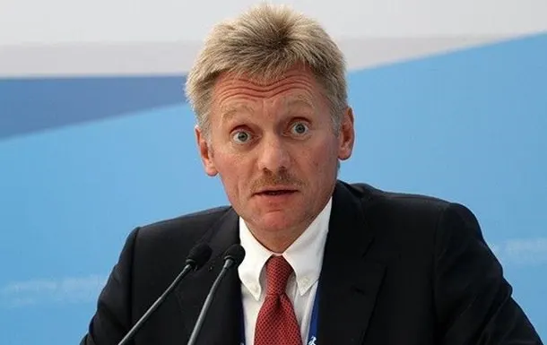 Песков заявил, что в РФ журналистам не ограничивают доступ, в то время как в США вводят ограничения для ряда СМИ.