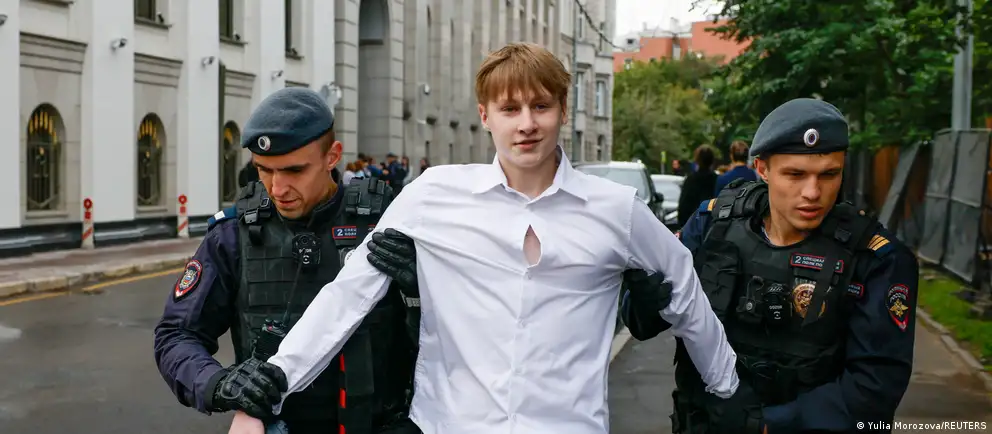 Молодые люди, достигшие совершеннолетия, впервые участвуют в выборах Госдумы на фоне войны и усиления репрессий. Рассматривается, как власти реагируют на политическую активность молодежи и какие пути остаются для гражданского участия.