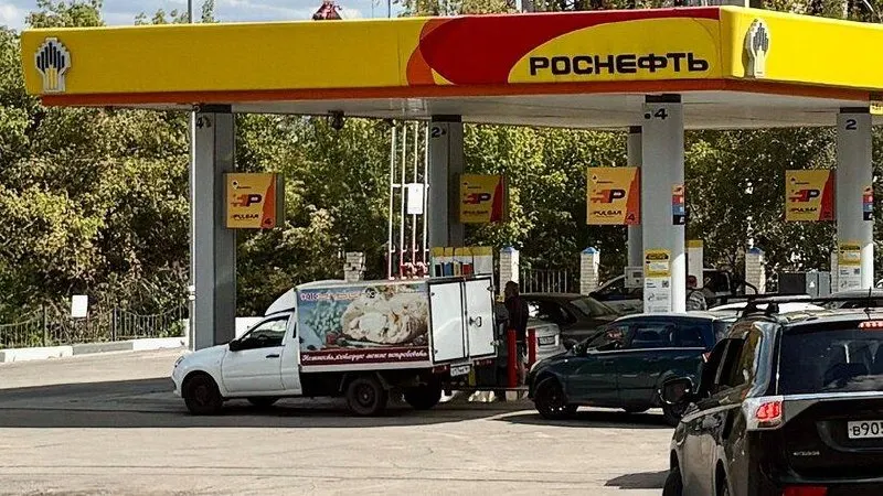 Красноармейский городской суд вынес арест на трое суток по делу о мелком хулиганстве; позднее мужчина повторно задержан, и в новом деле получил арест на 12 суток.