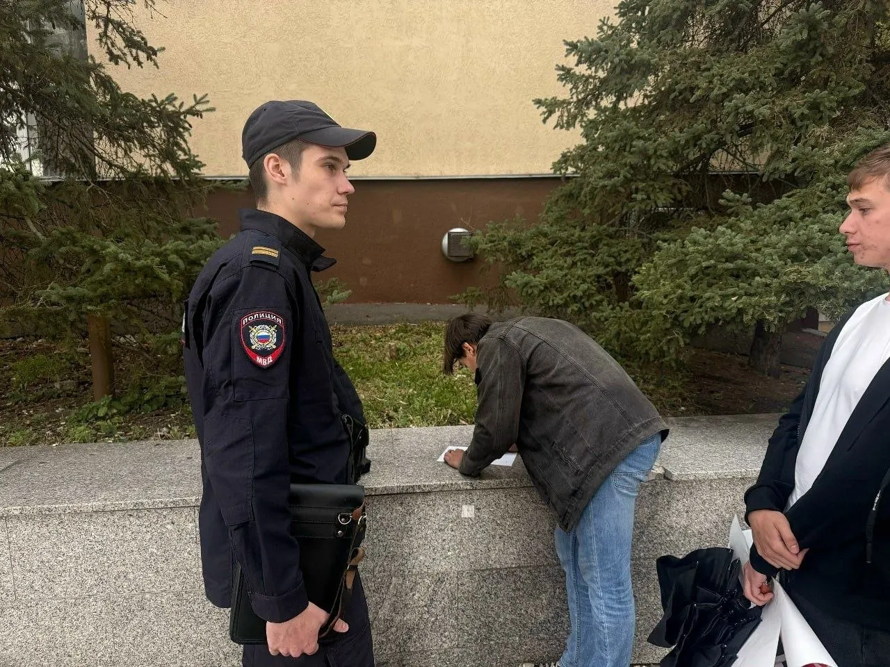 Во время одиночного пикета активиста порвали плакат, угрожали расправой и сняли шеврон; позже стал известен инцидент с другим свидетелем.
