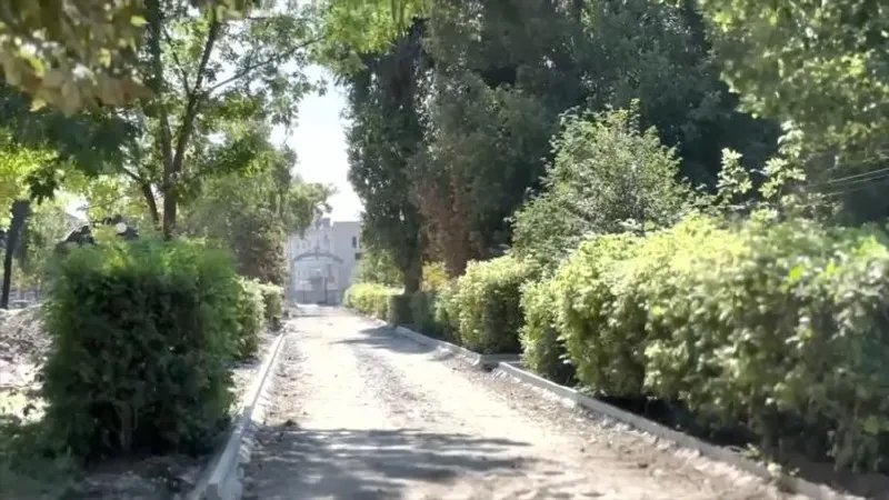 В Саратове продолжаются работы по благоустройству сквера на улице Астраханской; мэр предупредил о недопустимости укладки асфальта в дождливую погоду.