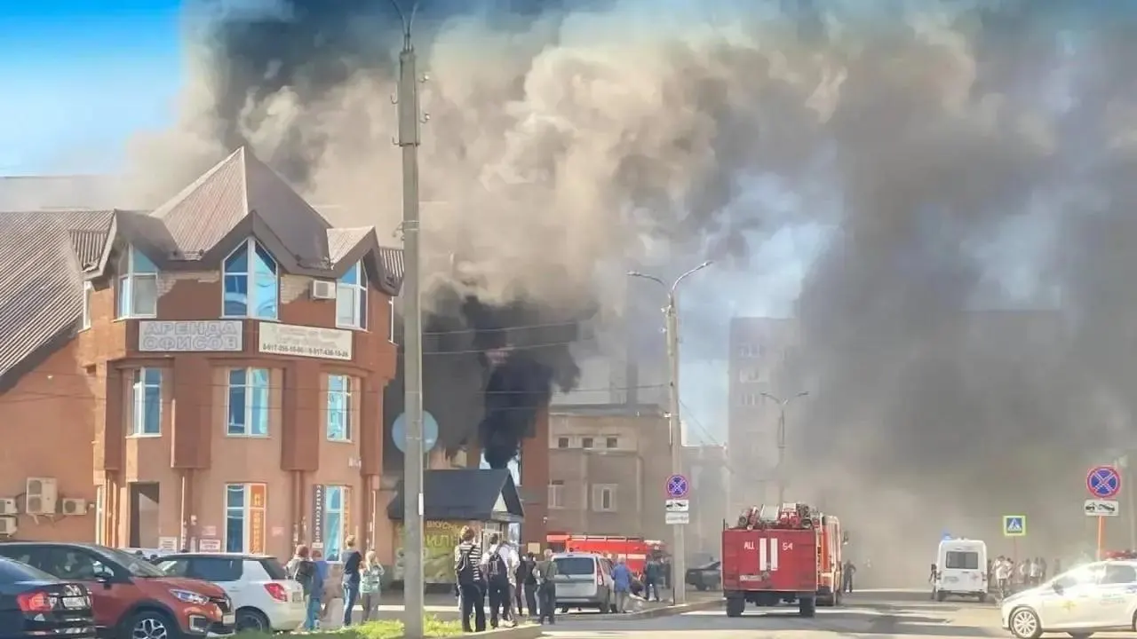 Пожар вспыхнул на втором этаже торгового центра в Башкортостане; на месте работают спасатели, сообщают о погибших.