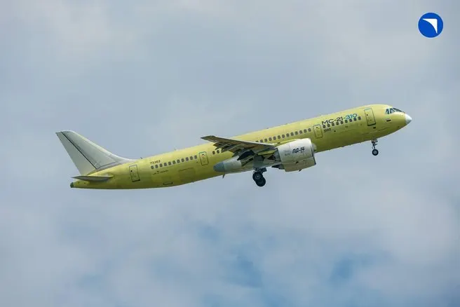 Первые восемь самолётов МС-21 планируют поставить в 2027 году, ещё десять — в 2028 году; подготовка пилотов и бортпроводников начнётся в следующем году.