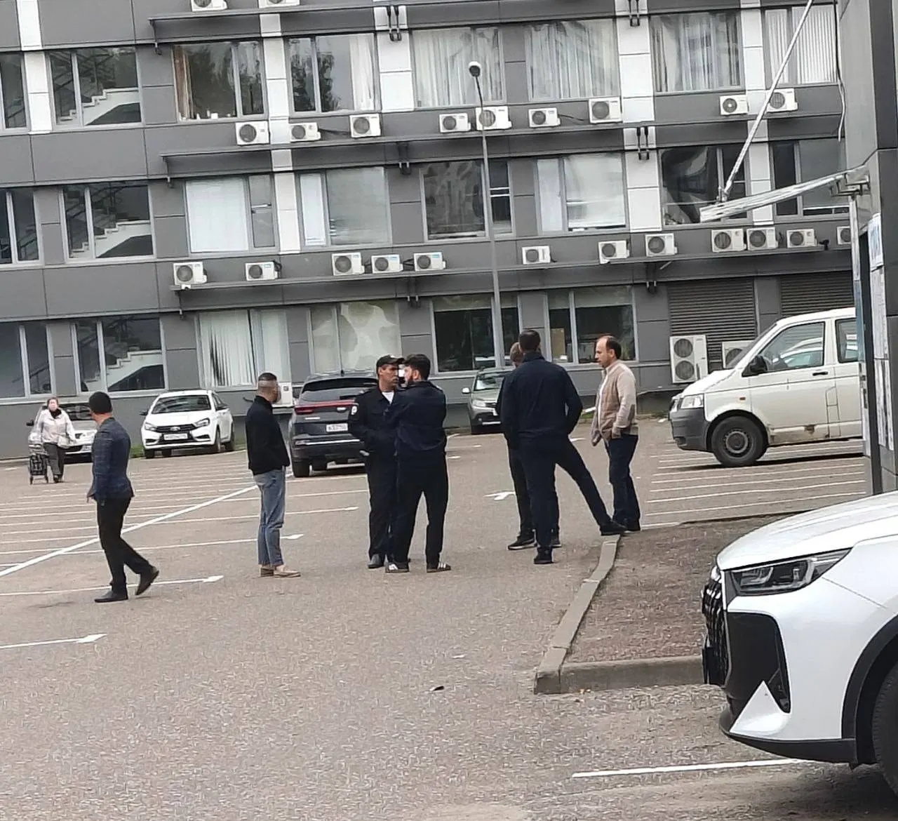 На участке города Казани продолжают работу наблюдатели; опубликован материал с фото участников событий на выборах в регионе.