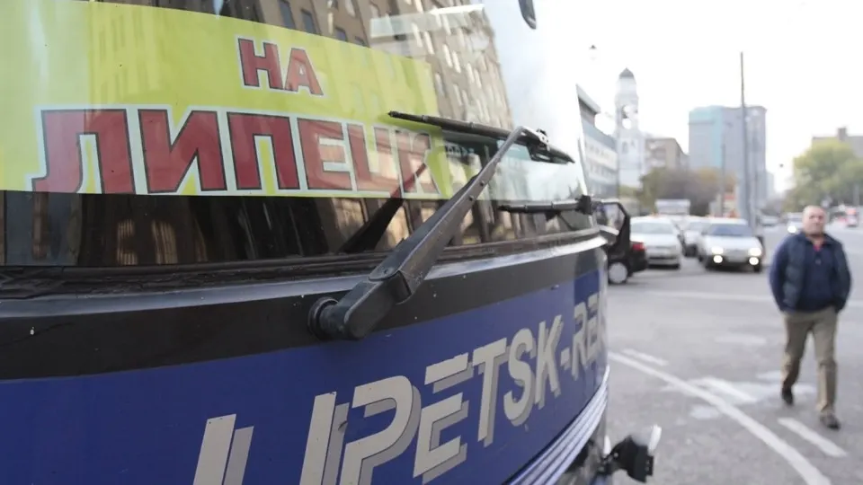 За лето 2026 года спрос на междугородние автобусы в России заметно вырос на фоне закрытий аэропортов и дефицита топлива. Рост зафиксирован в регионах, включая Москву, Санкт-Петербург и соседние области.