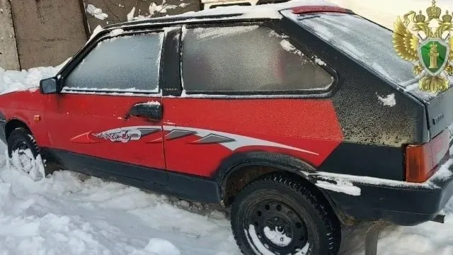 21-летний водитель был задержан за управление автомобилем в состоянии опьянения; ранее он уже привлекался за аналогичное нарушение. По делу суд вынес приговор: 240 часов обязательных работ, лишение прав на два года и конфискация автомобиля.