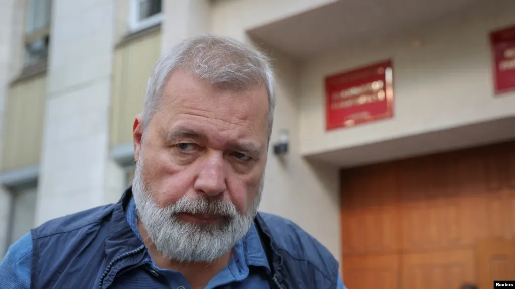 Известный журналист продемонстрировал фотографии политзаключённых и призвал стороны переговоров обратить внимание на их судьбы.