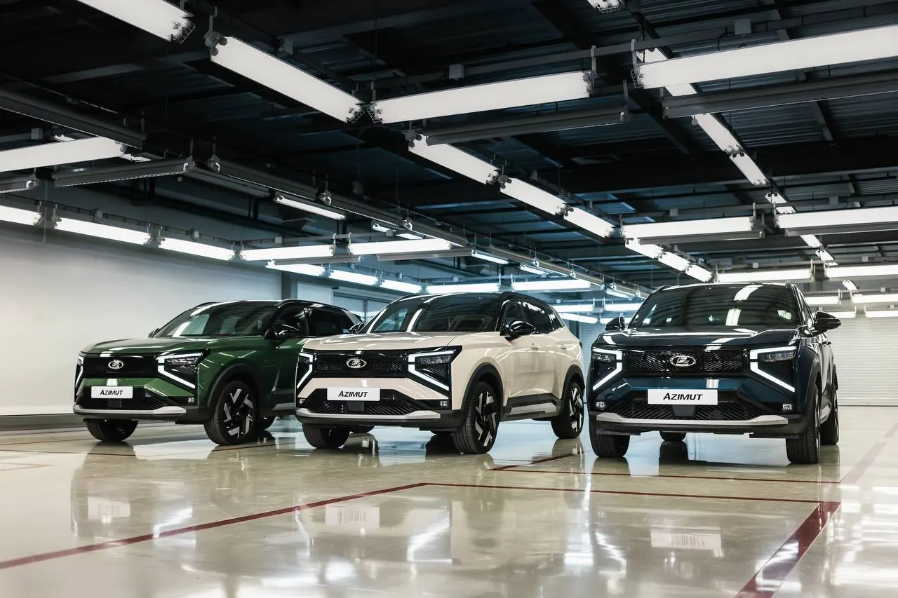 АвтоВАЗ начал серийное производство кроссовера Lada Azimut в Тольятти. Машина доступна с двумя моторами и набором опций; выпуск планируется до конца 2026 года.