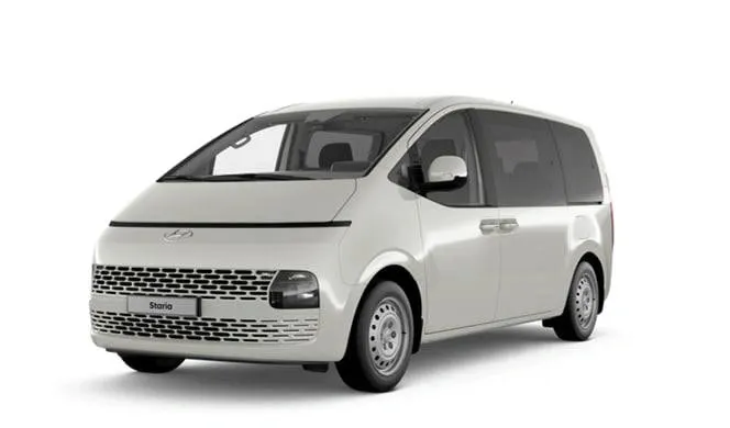 Новый Hyundai Staria оценивается в 7–10 млн рублей, подержанные экземпляры — примерно 5 млн, встречаются варианты за 3,9–4,4 млн; у минивэна три ряда сидений и 177 л.с.