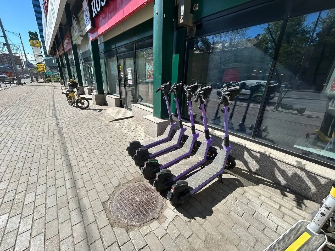 В рамках проекта в Самаре организуют 62 парковки для электросамокатов по всему городу, разместят их у транспортных узлов, жилых кварталов и деловых центров. Разметку нанесут, а команда скаутов будет следить за порядком и перераспределять самокаты.