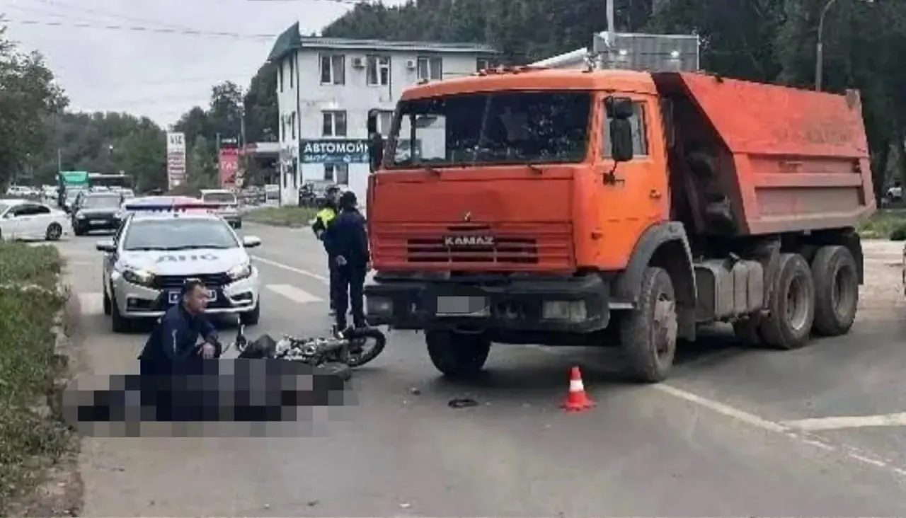 Дорожно-транспортное происшествие на улице Алма-Атинской: водитель КамАЗа не пропустил мотоциклиста, пострадавший доставлен в больницу.