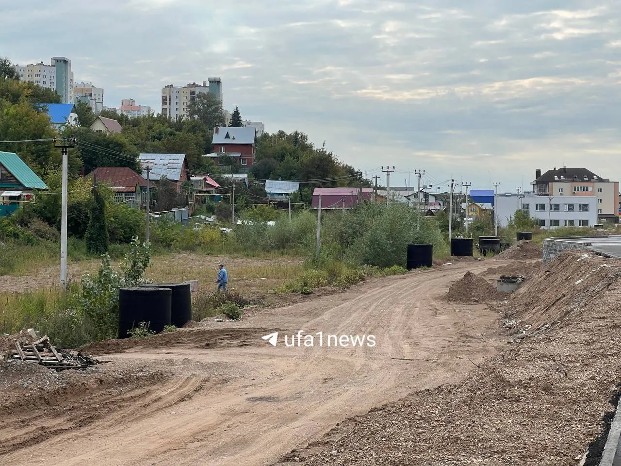 Движение по улице Пугачёва открыто, обочины пока не обустроены, светофоры работают в желтом режиме; на участке продолжаются работы.
