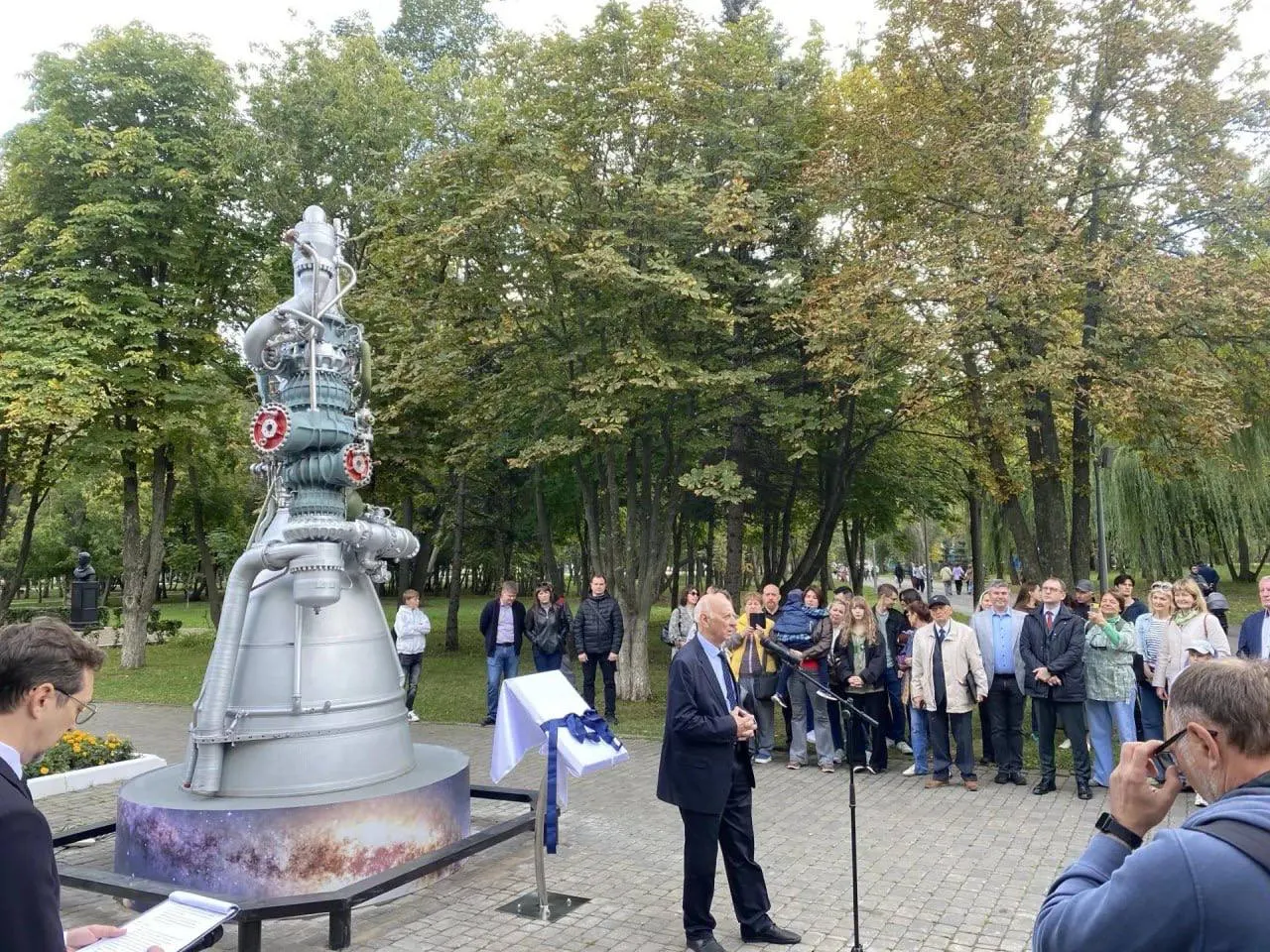 Памятник легендарному двигателю НК-33 открыт в парке Гагарина; церемония собрала горожан и гостей.