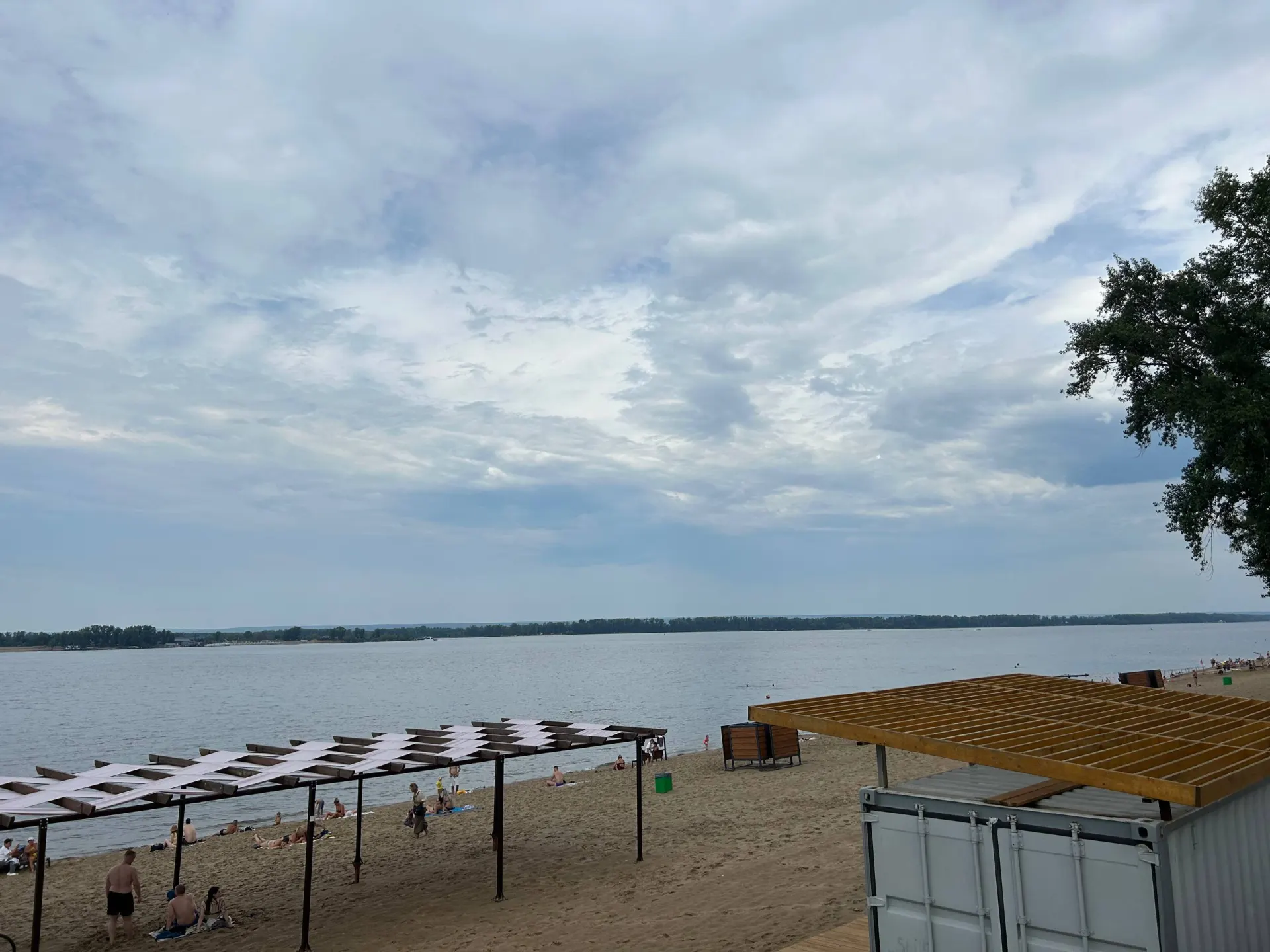 Данные по Волге: береговая вода в Самаре примерно +18°C, в Тольятти — около +19°C.