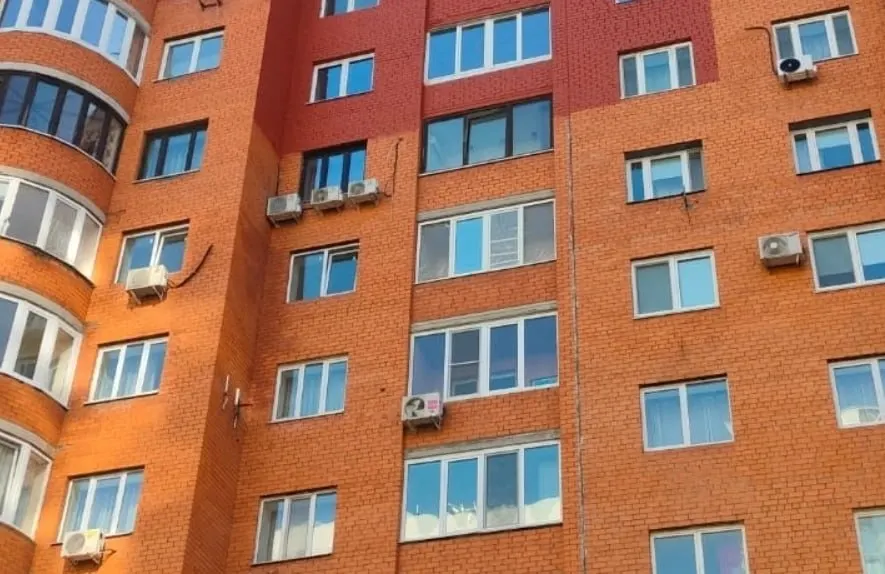Жители дома на Гафури жалуются на несогласованный оттенок фасада после повреждения БПЛА; уточняют, что цвет не согласовали, и что дом продолжают восстанавливать, сроки неизвестны.