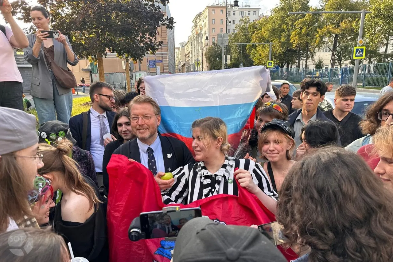 Верховный суд отказался передать надзорную жалобу партии «Яблоко» в Президиум Верховного суда по делу об отмене регистрации федерального списка на выборы в Госдуму; партия намерена обжаловать решение в Конституционном суде.