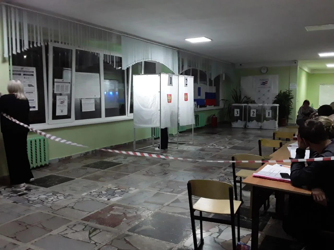 После закрытия участка наблюдателям запретили приближаться к зоне подсчета бюллетеней; позже лента была снята по обращению в ТИК.