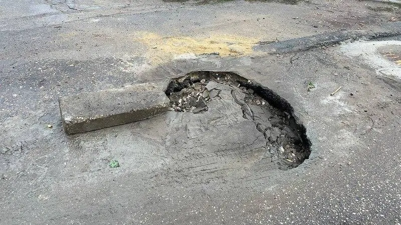 После дождя заплатка на дороге в Ленинском районе Саратов снова провалилась, обнажив асфальт и щебень.