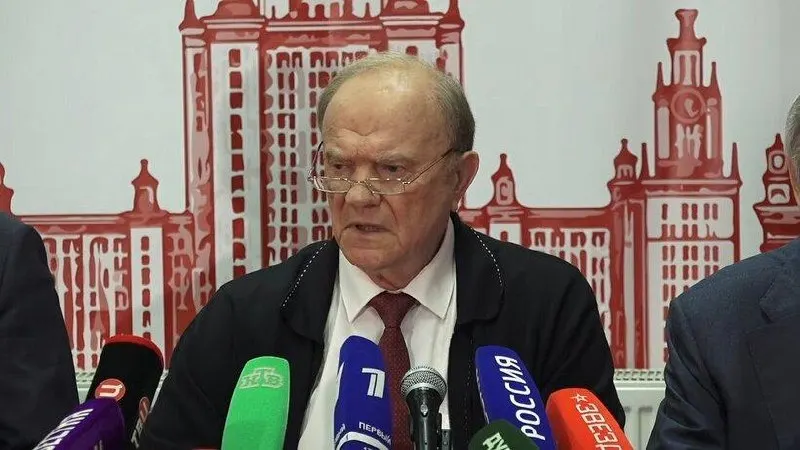 Глава КПРФ Геннадий Зюганов призывает сменить курс, предупреждая, что без изменений экономика отстанет, а конфликт может затянуться и обострить бытовые проблемы.