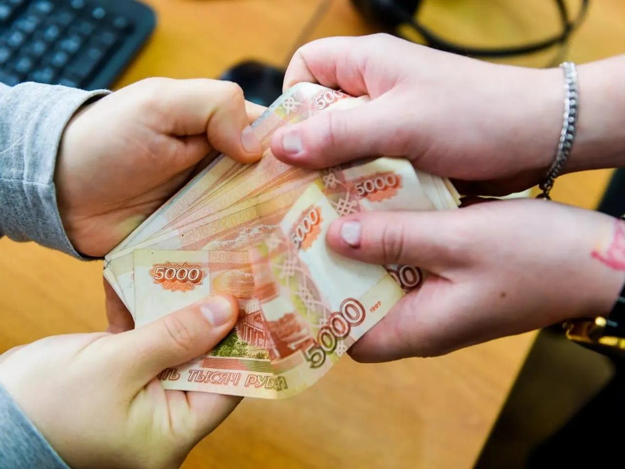 Во II квартале 2026 года медианная чистая зарплата в регионе составила 56 073 рубля, что позволяет купить 2,32 фиксированных набора товаров и услуг.