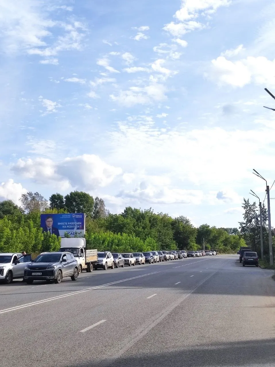 В республике отмечается дефицит топлива: ежедневная потребность около 900 тонн, поставки примерно 800 тонн — это вызывает очереди на АЗС; власти заявляют, что срок нормализации будет достигнут к концу недели.