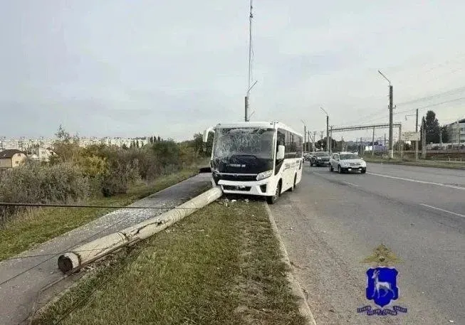 Утром 29 сентября автобус ПАЗ врезался в световую опору на улице Невской. Пострадавших нет, в салоне пассажиров не было.