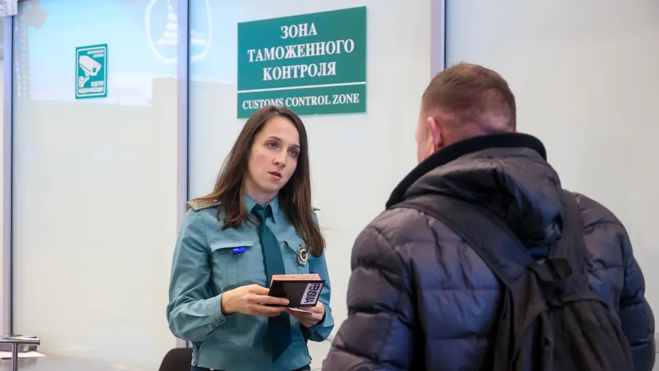 Правительство вводит дополнительные ограничения на вывоз физического золота и наличных; правила, действующие с мая, расширяют контроль и требуют документального подтверждения источников средств.