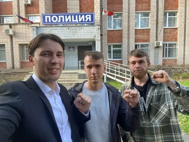 Сообщается, что троих наблюдателей КПРФ и членов участковых комиссий доставили в Индустриальный отдел полиции Ижевска; задержание якобы связано с распространением агитационных материалов. Вопросы по делу будут рассматриваться сегодня в суде.