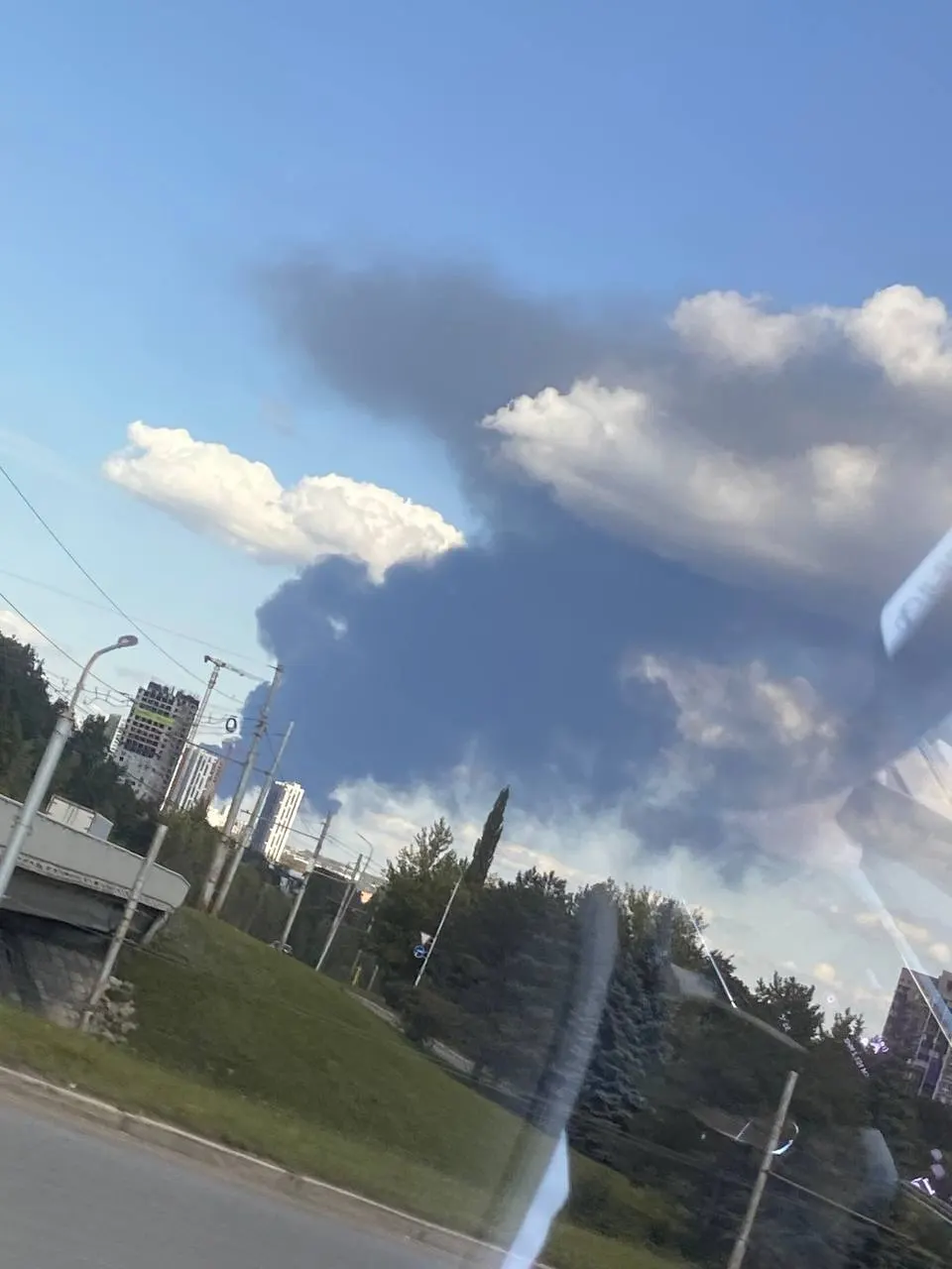 Ранним утром жители Уфы сообщили о взрывах и дыме над северной промзоной после атаки БПЛА; официальные комментарии пока отсутствуют.