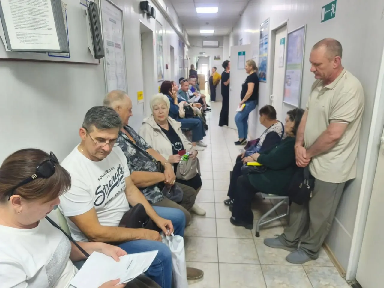 Пациенты жалуются на затянувшиеся очереди к дежурному врачу, некоторые ждут с ночи; власти пообещали разобраться и устранить проблему.