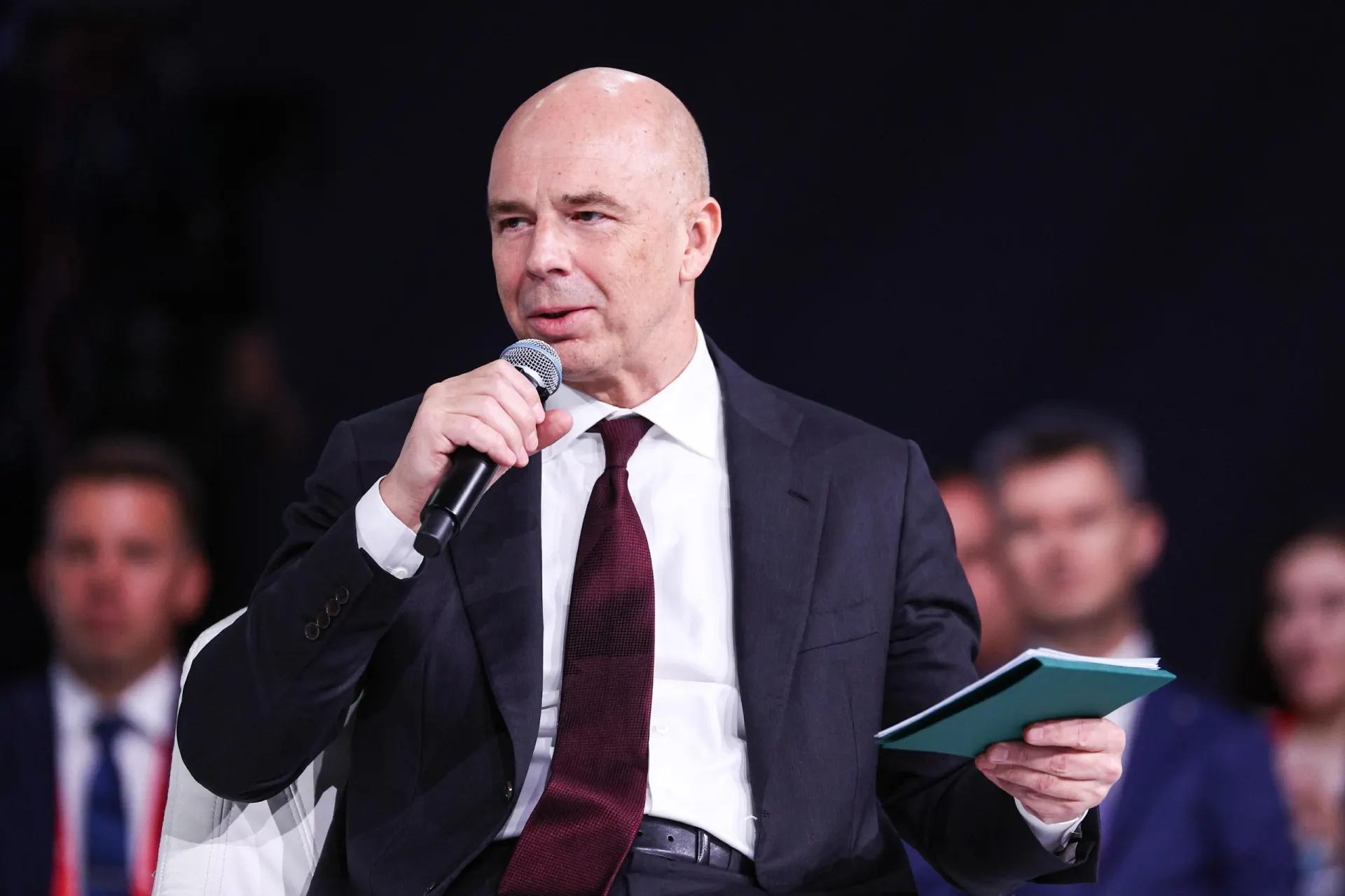 Минфин опубликовал детали бюджета и сигнал о приостановке снижения ключевой ставки до весны; эксперты высказывают разные мнения.