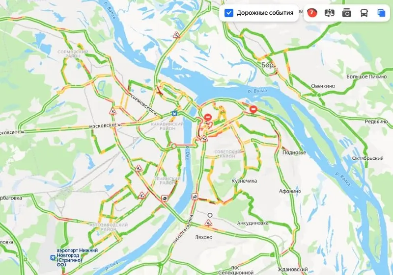 В вечернее время в Нижнем Новгороде образовались заторы из-за длинных очередей на заправках, что усложняет движение по городу.