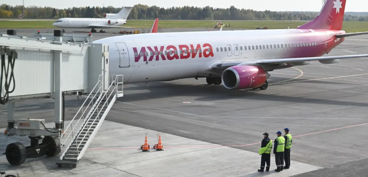 Авиакомпания «Ижавиа» в Удмуртии перевела часть сотрудников в оплачиваемый простой и отпуска, сокращила штат, индексировала зарплаты и объявила набор в охранную группу для защиты аэропорта от БПЛА.