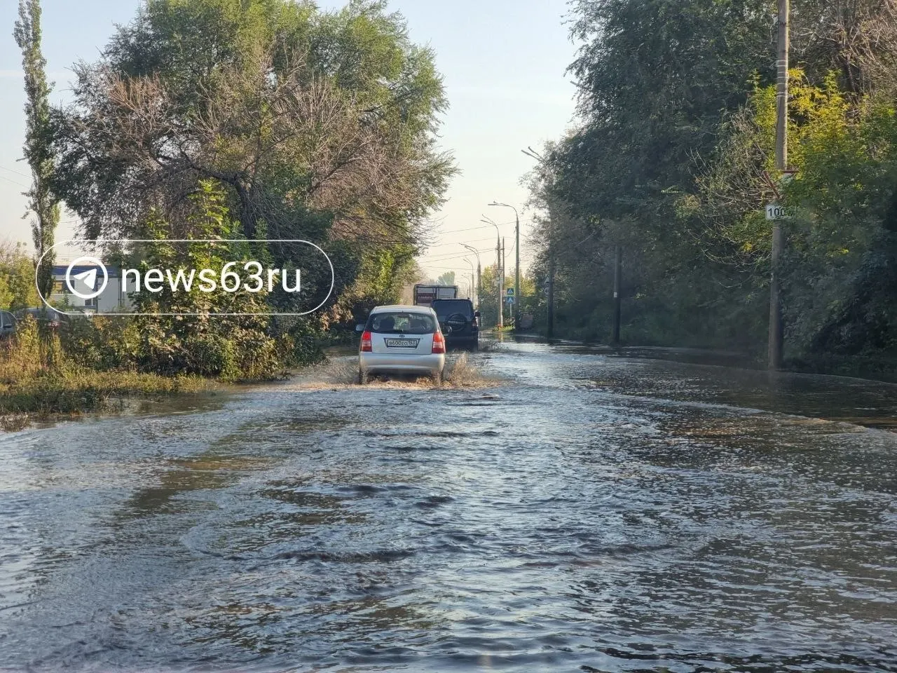 На улице Литвинова в Самаре уже около двух недель образуются лужи, затрудняющие движение и создающие неудобства местным жителям.