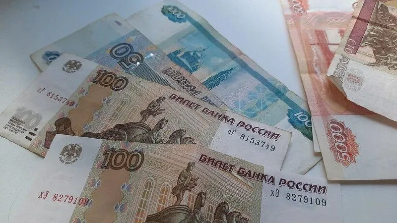 За первый квартал 2026 года рост реальных зарплат по стране составил 6,3%, однако в Саратовской области средняя зарплата остается одной из самых низких в Приволжском федеральном округе — примерно 70 тысяч рублей.