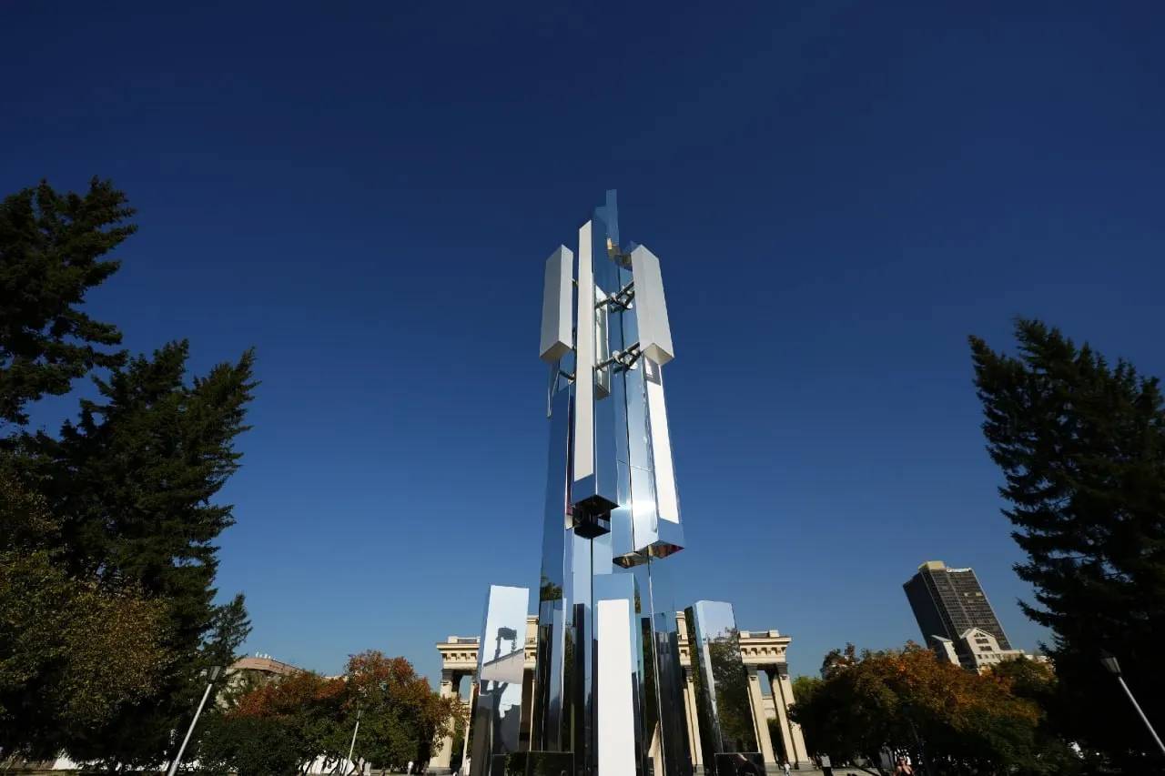 Операторы официально запустили сеть 5G в Москве, Санкт‑Петербурге, Новосибирске, Екатеринбурге и Уфе, с планами расширения на другие города. Новая технология обещает развитие умного города, телемедицины и автономного транспорта.