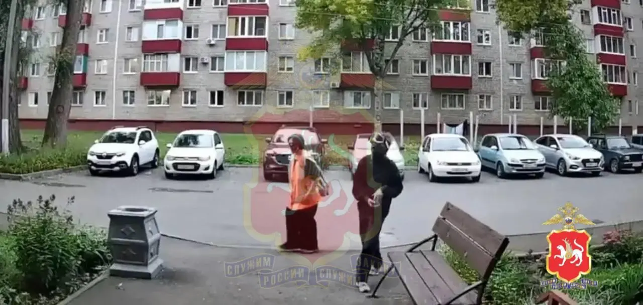 Подростки из Нижнекамска, 13–15 лет, распылили газовый баллончик на мужчину после его замечания; позже их нашли полицейские, родителей привлекли к ответственности.